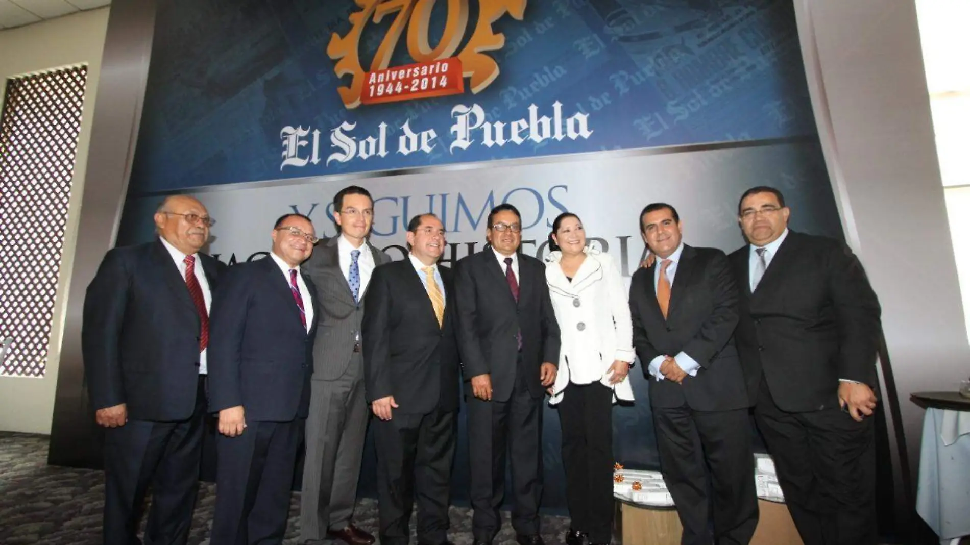 Javier López Díaz junto con otros el C.P. Serafín Salazar Arellano, Jorge Rodríguez y otros personajes de los medios en el 70 aniversario de El Sol de Puebla